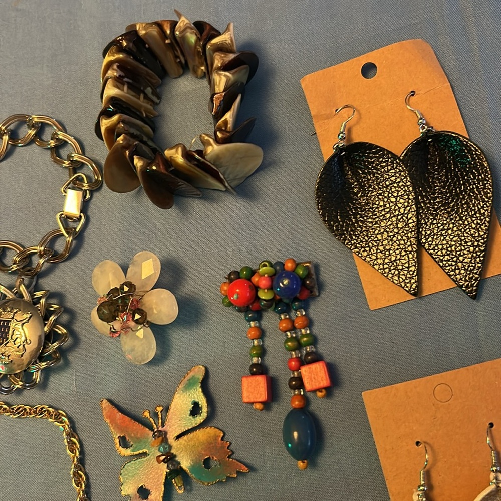 Lot of Assorted Jewelry 💎 Necklace Brooches Earrings Bracelets Pins (19 pieces) - Picture 10 of 16